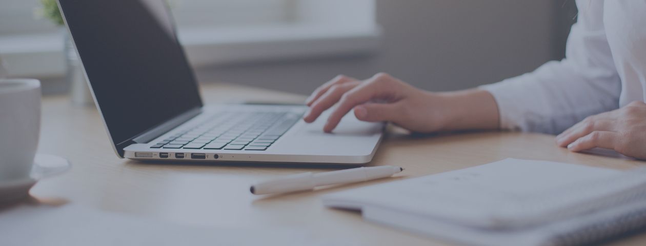 Wirtualna asystentka - czym się zajmuje - asystentka pracująca przy komputerze - Aleksandra Łabaj